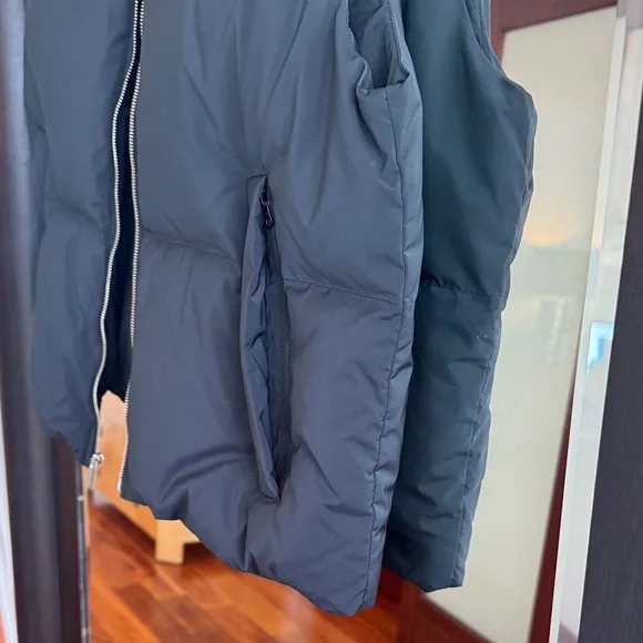 Theory  
Women’s Matte Black Puffer Vest size large - Picture 5 of 9